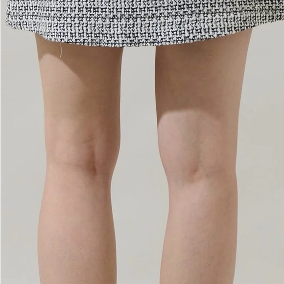 Janae Tweed Miny Pleated Plaid skirt Black/White Small Sugarlips NWT - Picture 6 of 7